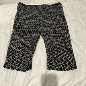 XL Capri stretchy pants with Diamond pattern black and white
